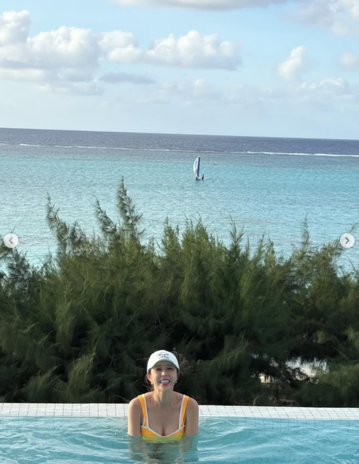 노란 수영복에 섹시한 몸매 어필하는 존예 처자