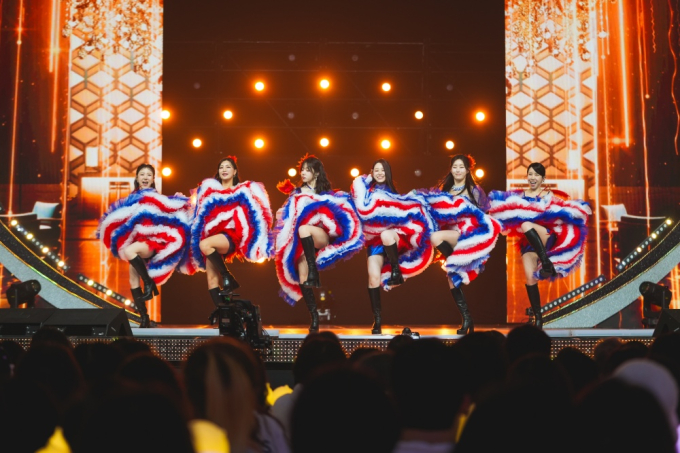 노란 수영복에 섹시한 몸매 어필하는 존예 처자