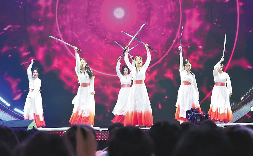 노란 수영복에 섹시한 몸매 어필하는 존예 처자