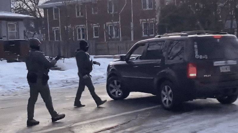 7일 오전(현지시각) 미니애폴리스에서 ICE 요원이 차량으로 도주하던 37세 여성 르네 니콜 굿에게 총을 쏘는 장면이 소셜미디어에 공유되고 있다. /X