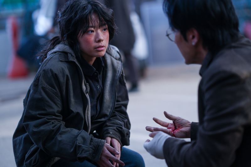 노란 수영복에 섹시한 몸매 어필하는 존예 처자