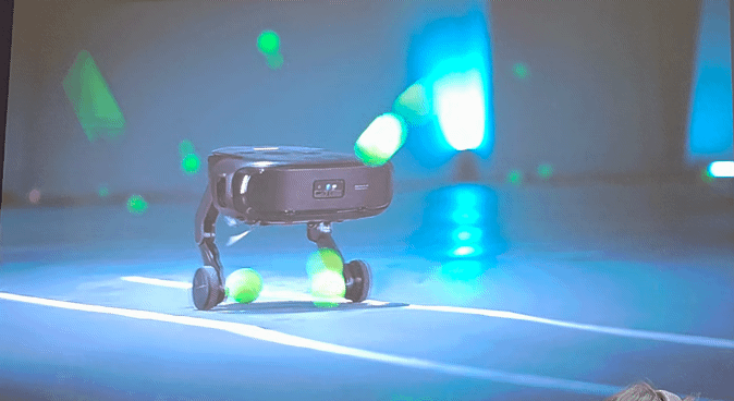 로보락이 6일(현지시간) 미국 라스베이거스 베네시안 엑스포에 마련된 자사 CES 2026 전시관에서 키노트 연설 영상을 통해 로봇청소기 신제품 '사로스 로버'의 기능을 보여주고 있다. 영상=김대영 기자