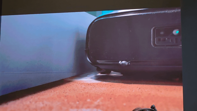 로보락이 6일(현지시간) 미국 라스베이거스 베네시안 엑스포에 마련된 자사 CES 2026 전시관에서 키노트 연설 영상을 통해 로봇청소기 신제품 '사로스 로버'의 기능을 보여주고 있다. 영상=김대영 기자