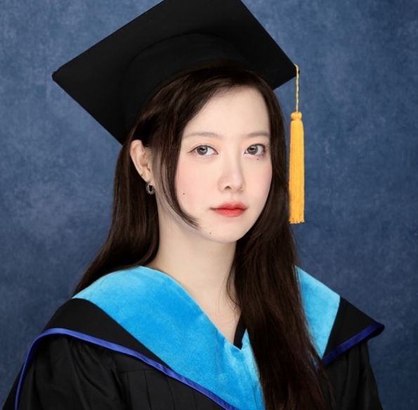 노란 수영복에 섹시한 몸매 어필하는 존예 처자