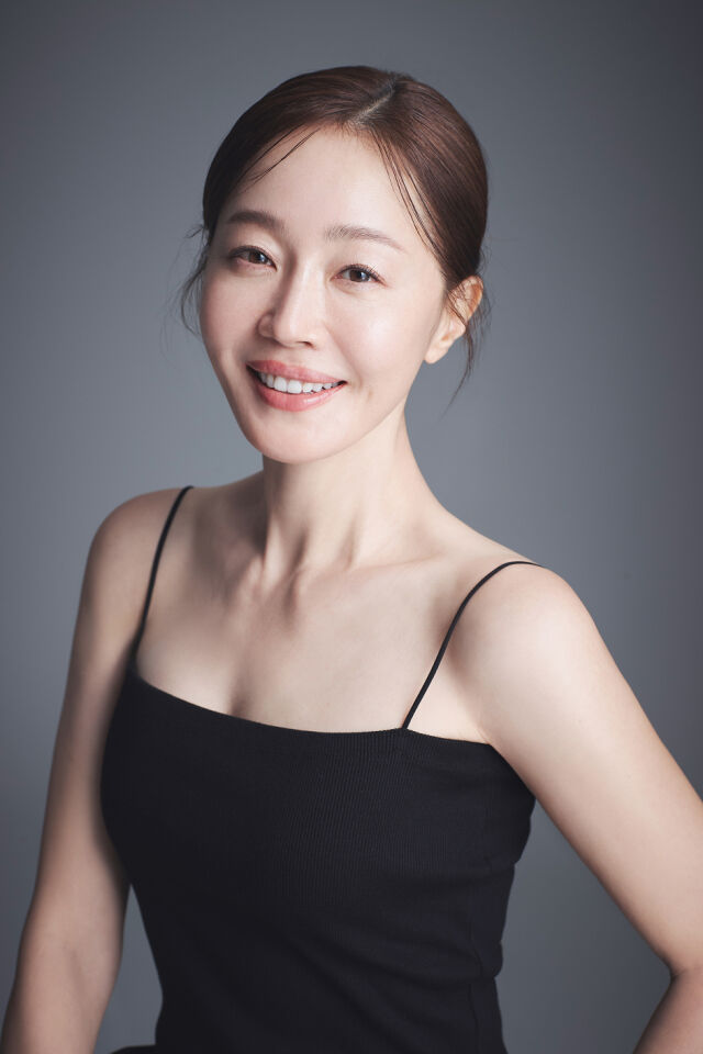 노란 수영복에 섹시한 몸매 어필하는 존예 처자