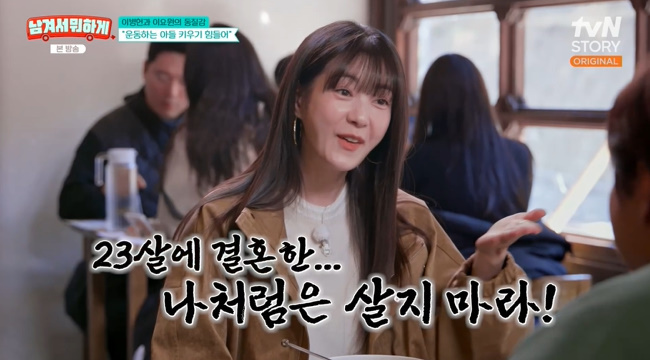 노란 수영복에 섹시한 몸매 어필하는 존예 처자