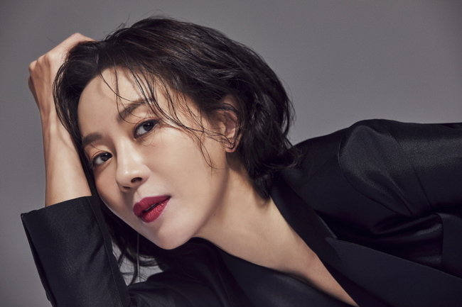 노란 수영복에 섹시한 몸매 어필하는 존예 처자