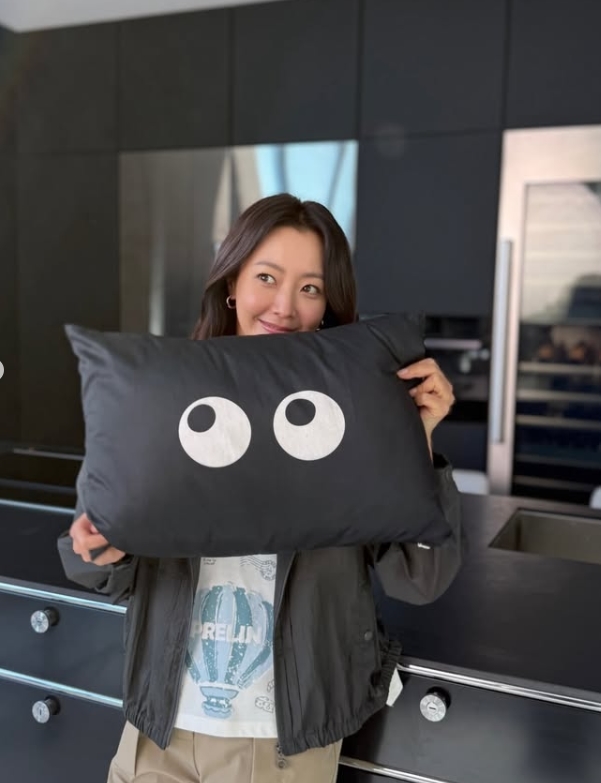 노란 수영복에 섹시한 몸매 어필하는 존예 처자