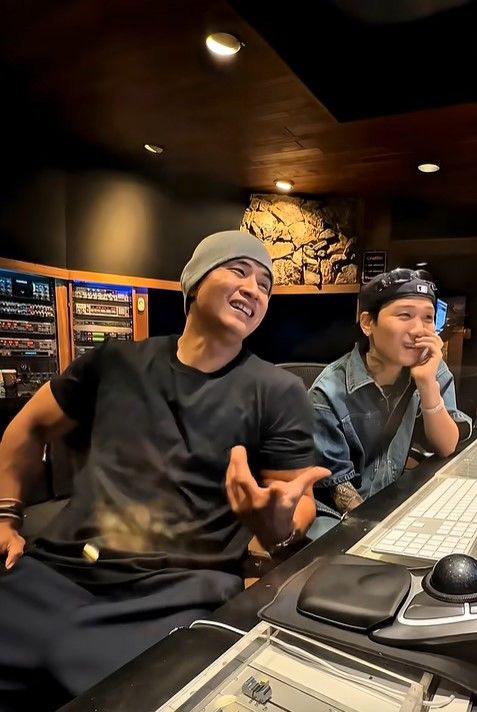 노란 수영복에 섹시한 몸매 어필하는 존예 처자