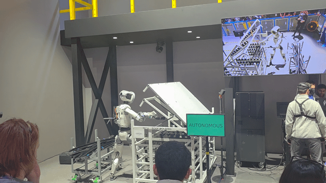 현대자동차그룹의 로봇 아틀라스가 6일(현지시간) 세계 최대 가전·IT 전시회 CES 2026 현장에서 부품을 옮기고 있다. 라스베이거스=박성완 기자