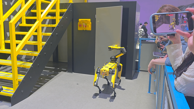 현대자동차그룹의 로봇 개 스팟이 6일(현지시간) 세계 최대 가전·IT 전시회 CES 2026 현장에서 기능을 시연하고 있다. 라스베이거스=박성완 기자