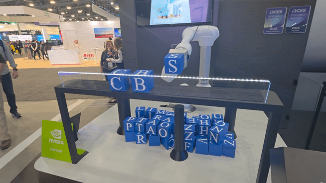 두산로보틱스의 자동적재 로봇이 6일(현지시간) 세계 최대 가전·IT 전시회 CES 2026 현장에서 기능을 시연하고 있다. 라스베이거스=박성완 기자