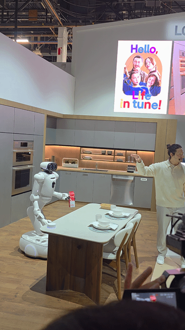 LG전자가 CES 2026에서 공개한 AI 홈 로봇 클로이드가 우유를 식탁에 내려놓고 있다. 라스베이거스=박성완 기자