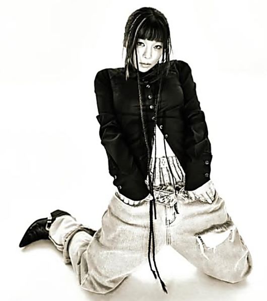 노란 수영복에 섹시한 몸매 어필하는 존예 처자