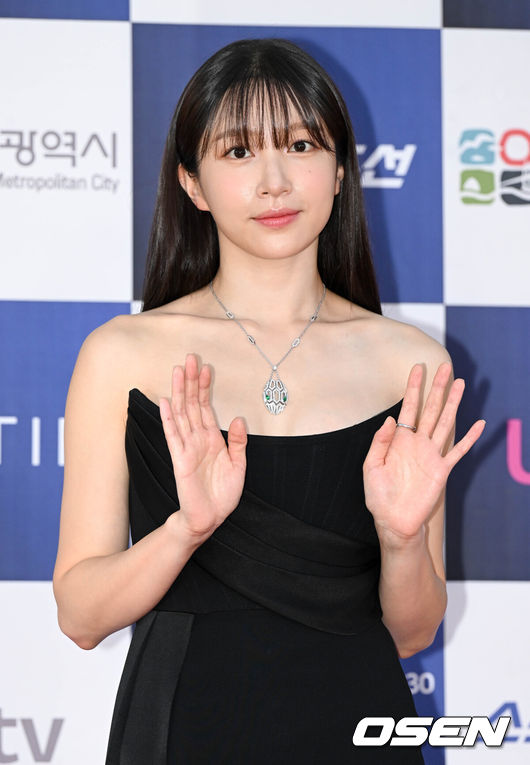 노란 수영복에 섹시한 몸매 어필하는 존예 처자