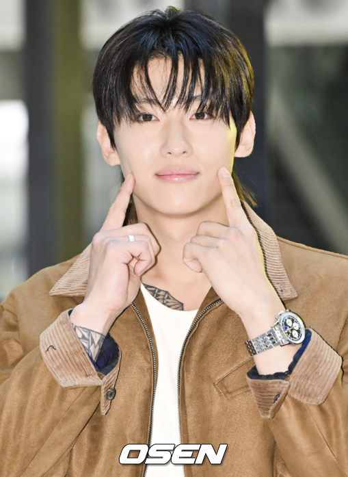 노란 수영복에 섹시한 몸매 어필하는 존예 처자