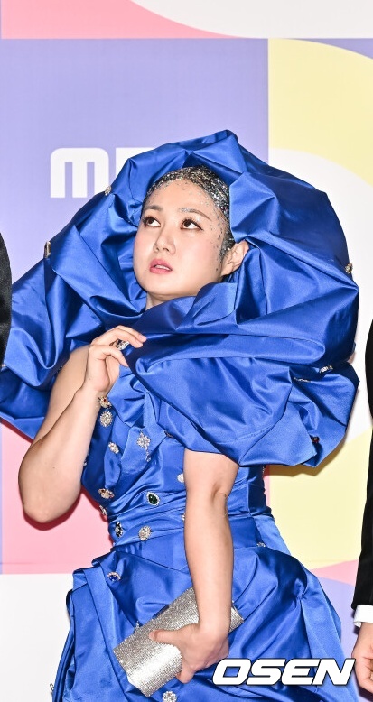 노란 수영복에 섹시한 몸매 어필하는 존예 처자