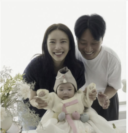 노란 수영복에 섹시한 몸매 어필하는 존예 처자