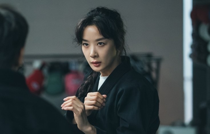 노란 수영복에 섹시한 몸매 어필하는 존예 처자