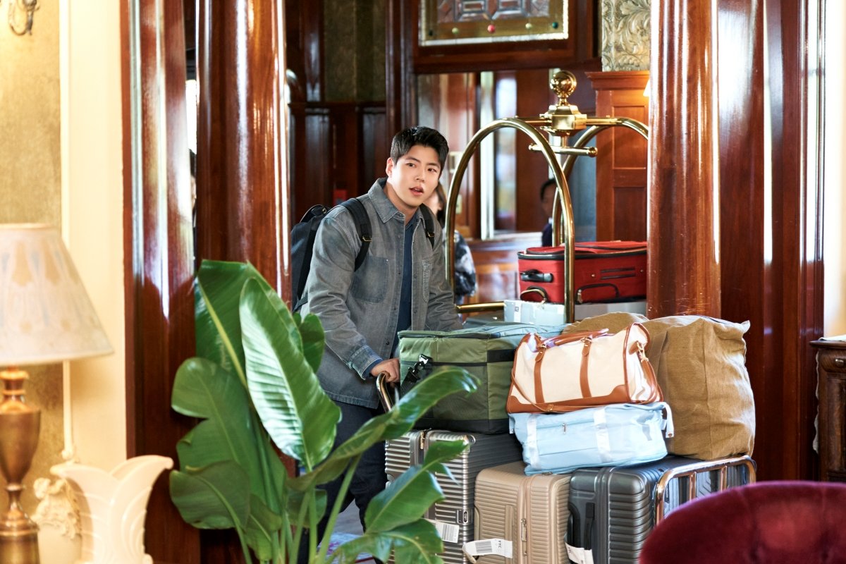 노란 수영복에 섹시한 몸매 어필하는 존예 처자