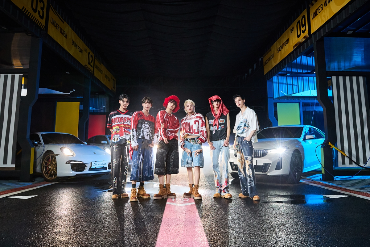 노란 수영복에 섹시한 몸매 어필하는 존예 처자