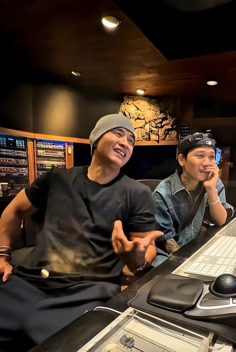 노란 수영복에 섹시한 몸매 어필하는 존예 처자