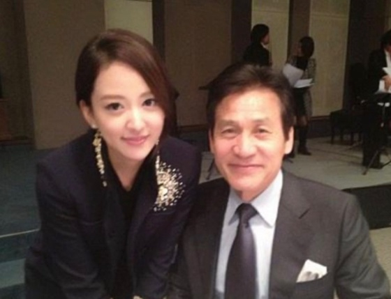 노란 수영복에 섹시한 몸매 어필하는 존예 처자