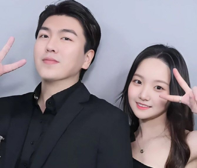 노란 수영복에 섹시한 몸매 어필하는 존예 처자