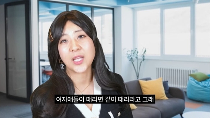 노란 수영복에 섹시한 몸매 어필하는 존예 처자