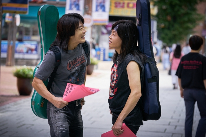 노란 수영복에 섹시한 몸매 어필하는 존예 처자