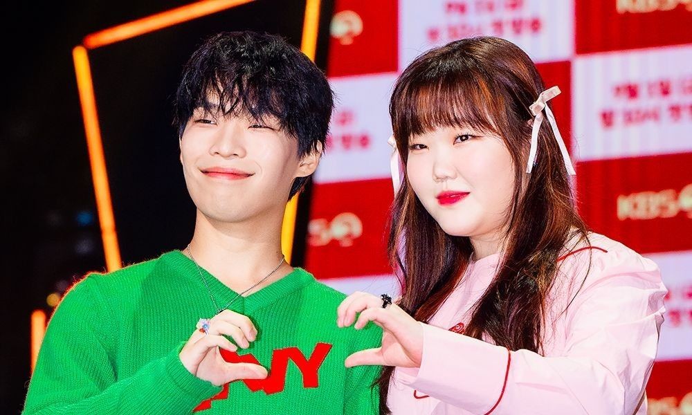 노란 수영복에 섹시한 몸매 어필하는 존예 처자