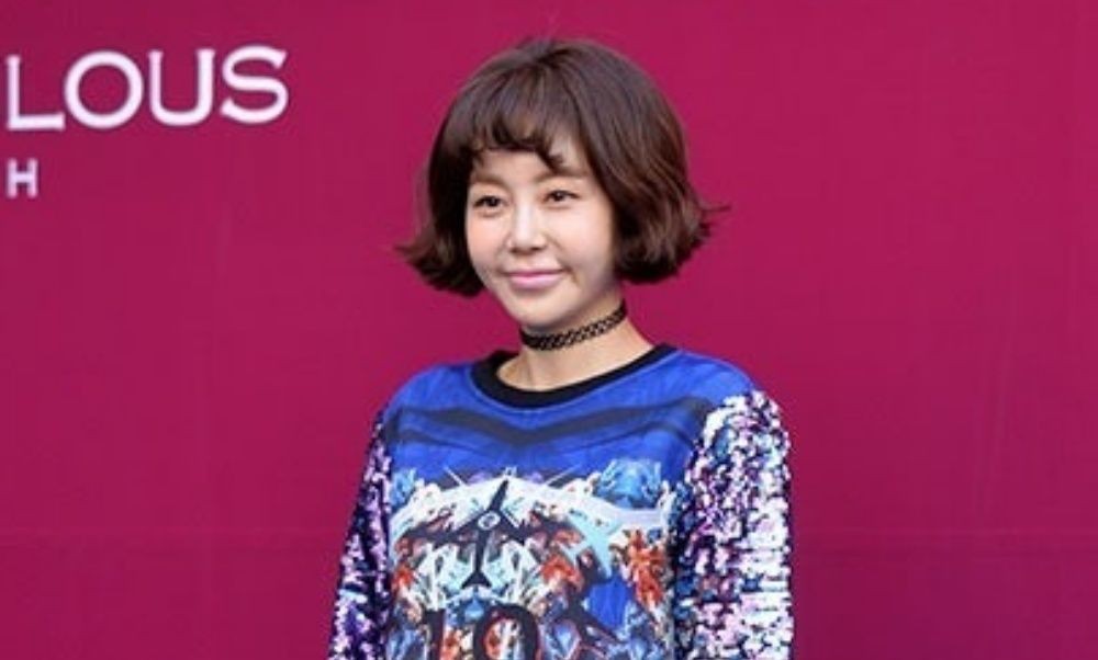 노란 수영복에 섹시한 몸매 어필하는 존예 처자