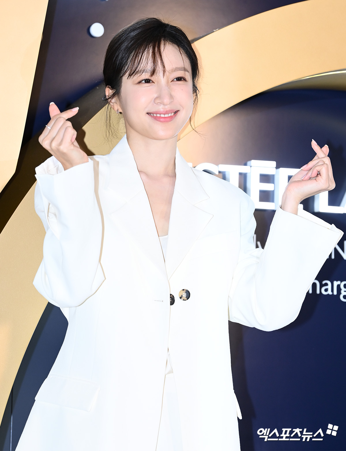 노란 수영복에 섹시한 몸매 어필하는 존예 처자