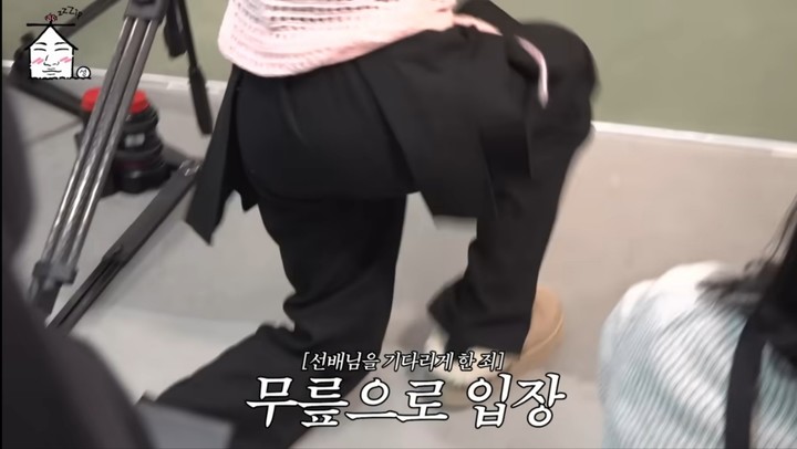 노란 수영복에 섹시한 몸매 어필하는 존예 처자