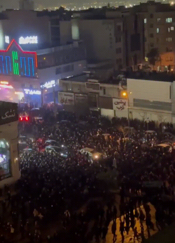 소셜미디어 엑스(X)의 사용자가 "지금 테헤란"이라고 주장하며 8일(현지시간) 올린 영상. (@VividProwess)