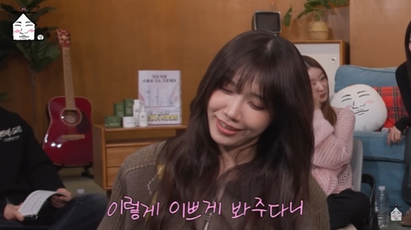 노란 수영복에 섹시한 몸매 어필하는 존예 처자