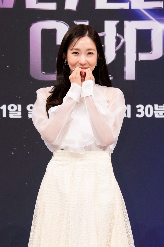 노란 수영복에 섹시한 몸매 어필하는 존예 처자