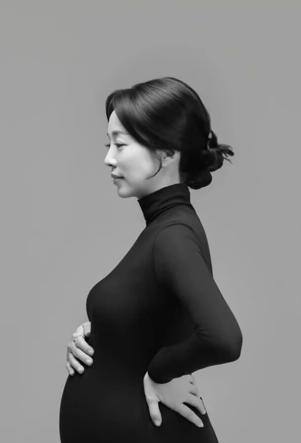 노란 수영복에 섹시한 몸매 어필하는 존예 처자