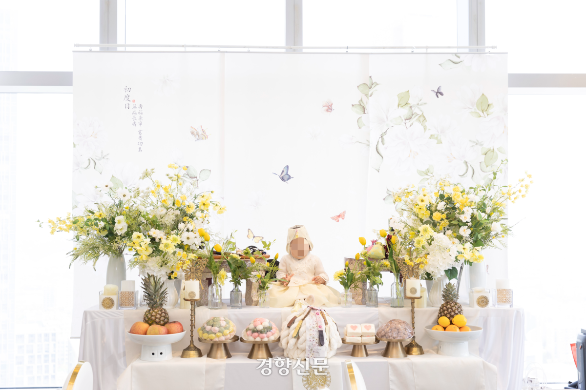 "한번 뿐인데” '보태보태병' 부추기는 '돌잔치 스드메'···저출생 시대 역설? | 인스티즈