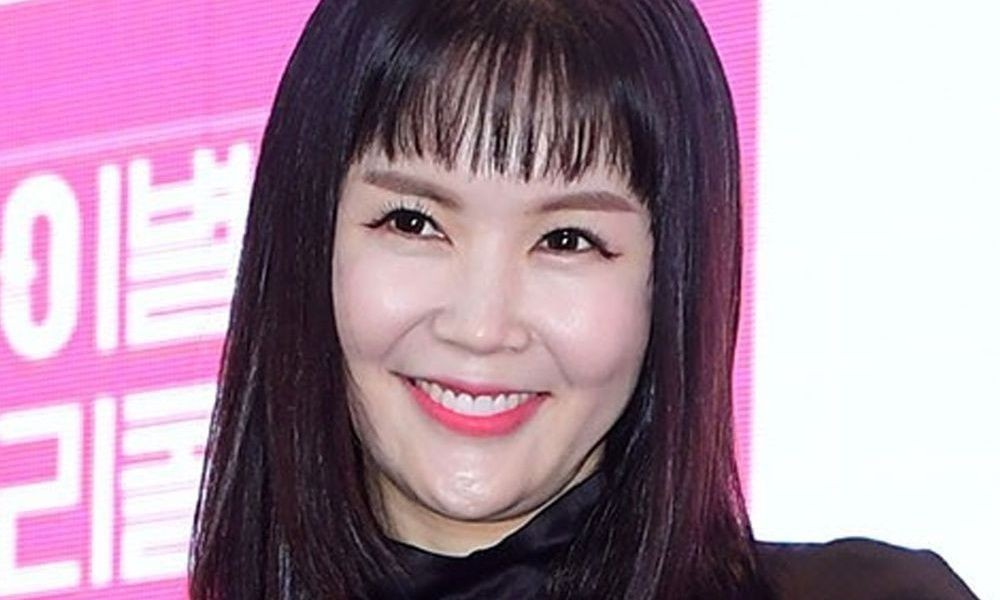 노란 수영복에 섹시한 몸매 어필하는 존예 처자