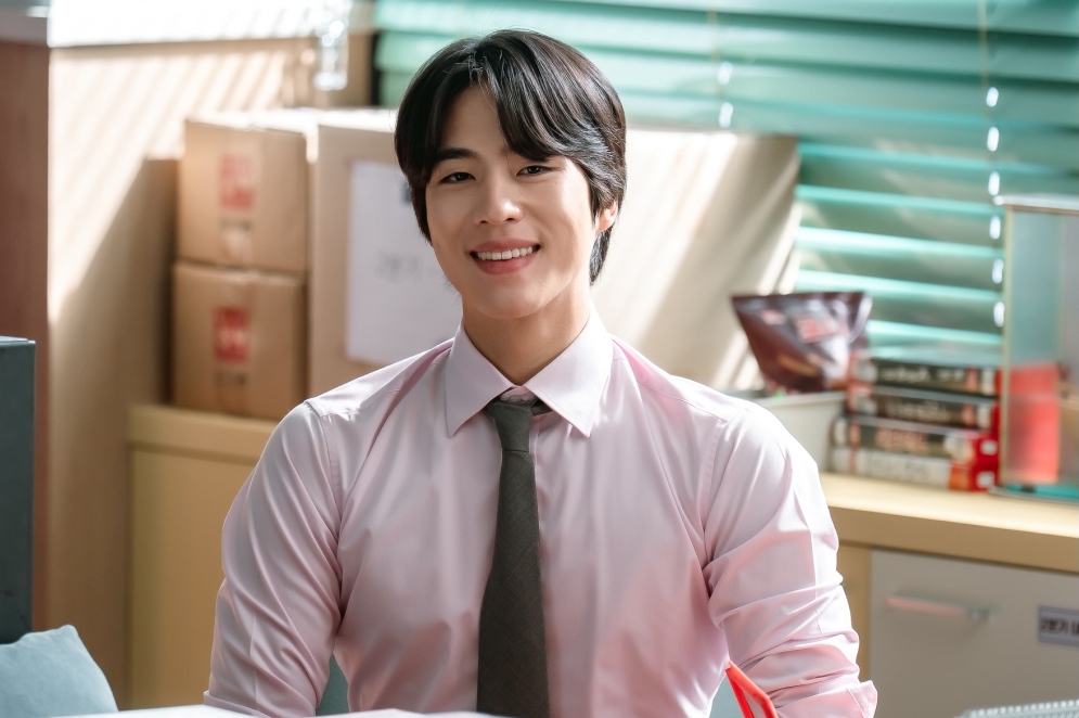 노란 수영복에 섹시한 몸매 어필하는 존예 처자