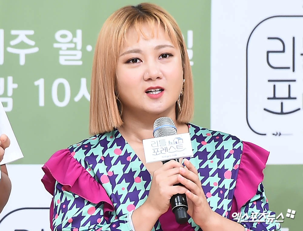 노란 수영복에 섹시한 몸매 어필하는 존예 처자