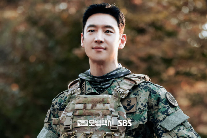 노란 수영복에 섹시한 몸매 어필하는 존예 처자