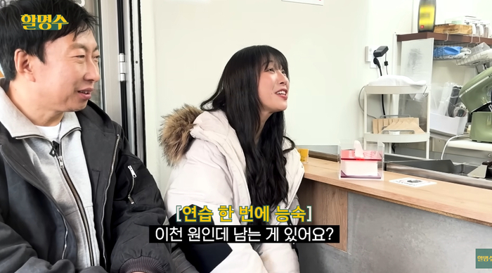 노란 수영복에 섹시한 몸매 어필하는 존예 처자