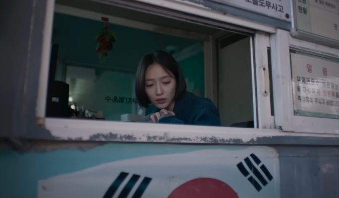 노란 수영복에 섹시한 몸매 어필하는 존예 처자