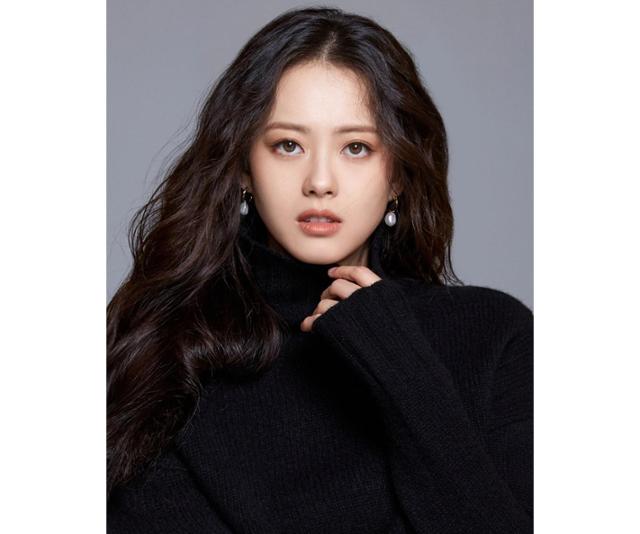 노란 수영복에 섹시한 몸매 어필하는 존예 처자