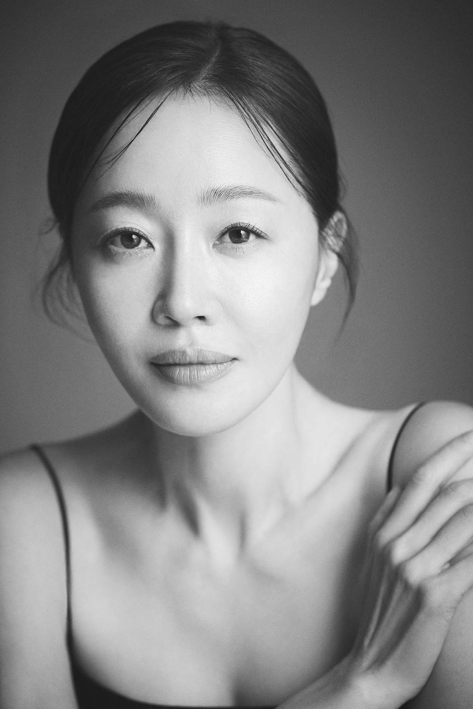 노란 수영복에 섹시한 몸매 어필하는 존예 처자