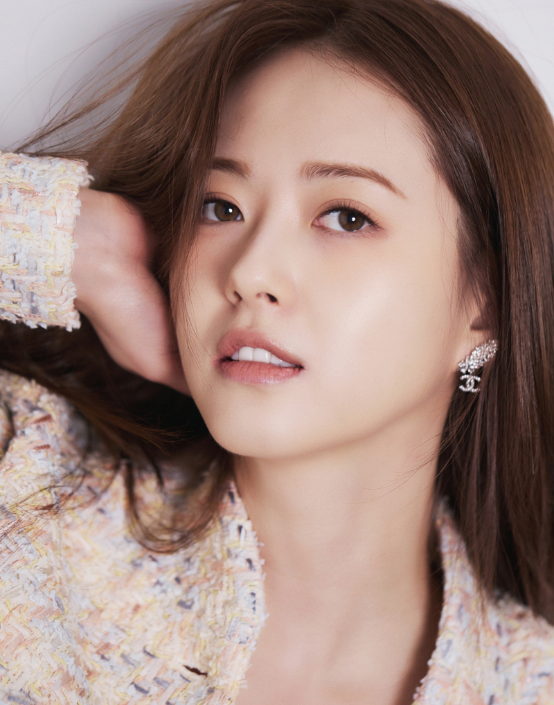 노란 수영복에 섹시한 몸매 어필하는 존예 처자