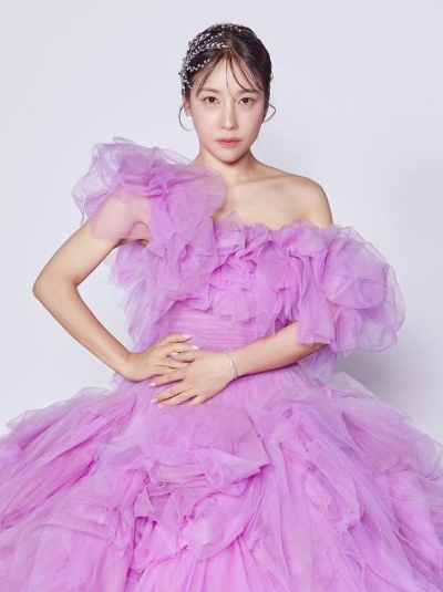 노란 수영복에 섹시한 몸매 어필하는 존예 처자