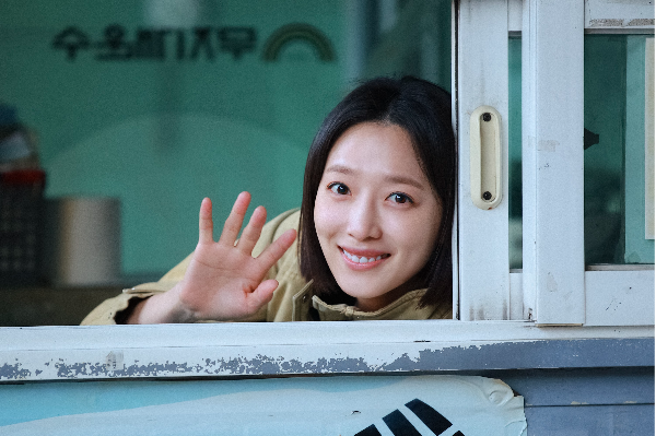 노란 수영복에 섹시한 몸매 어필하는 존예 처자